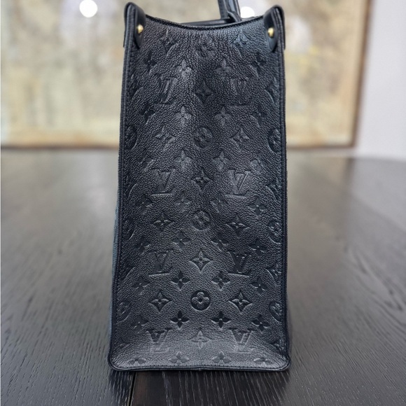 Louis Vuitton OnTheGo GM tote bag in black Monogram Empreinte leather - Picture 2 of 12